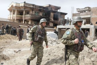 Вертолет НАТО рухнул на жилой дом в Афганистане: 16 погибших