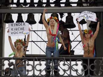 Активистки FEMEN устроили голую акцию на колокольне Софийского собора в Киеве