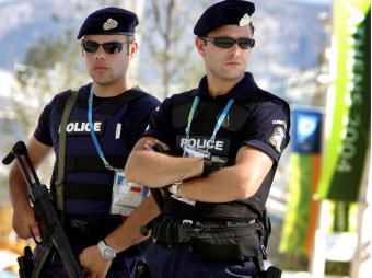 В Греции можно взять в аренду полицейского