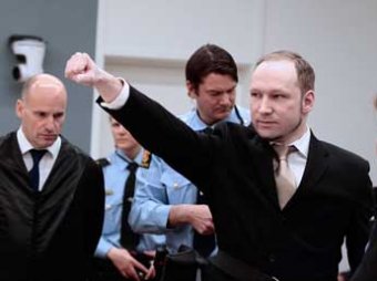 Норвежский террорист Брейвик заплакал в суде во время показа его видеоролика