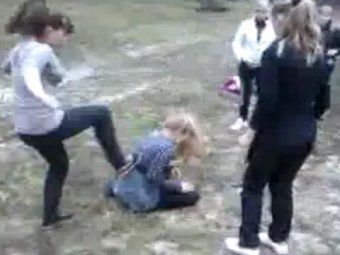 Брянские школьницы избили подругу и выложили видео в интернет