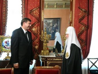 Блогеры: на сайте РПЦ часы патриарха Кирилла стерли "фотошопом"