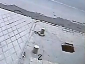 Китайский таксист спас девочку, провалившуюся сквозь тротуар на шесть метров