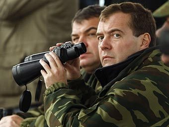 СМИ: министр обороны Сердюков не хочет работать с Медведевым