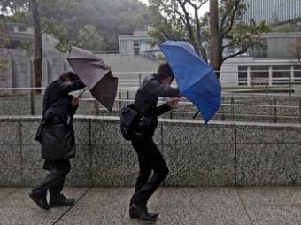 Токио готовится к сильнейшему за полвека урагану: есть первые жертвы