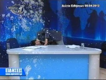 Греческого телеведущего в прямом эфире забросали яйцами