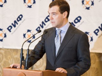 Медведев: за заведомую ложь в интернете надо наказывать