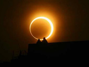 Жители Японии и Китая наблюдали уникальное кольцевое затмение Солнца