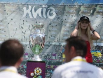 Активистка FEMEN повредила Кубок Евро-2012