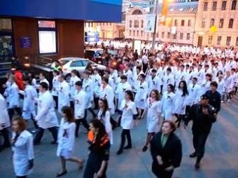 Факельное шествие студентов-медиков в Москве сравнили с митингами нацистов