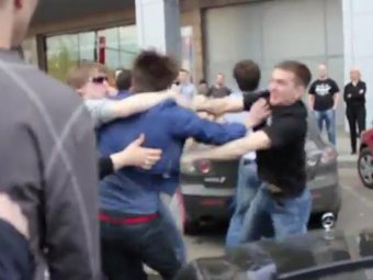 Жена и сын чеченского чиновника устроили драку с "нашистами" возле ТЦ "Европейский"