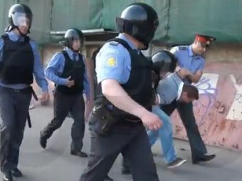 Эпизод фильма Пивоварова "Срок" с арестом Навального взорвал Сеть: блогеру едва не сломали руку
