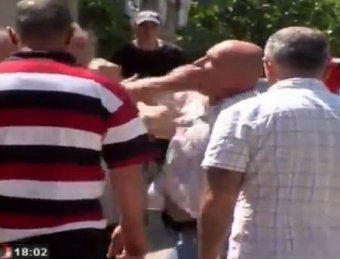 Грузинский чиновник устроил драку с жителями Тбилиси, критиковавшими Саакашвили