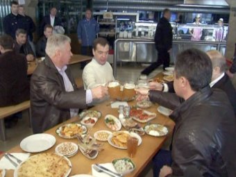 Медведев и Путин отметили Первомай, выпив пива в баре