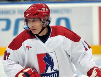 Путин принёс победу команде любителей хоккея в матче с легендами