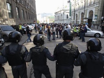 ОМОН разгоняет гуляющих на Пушкинской: задержаны Собчак и Навальный