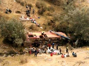 В Перу пассажирский автобус упал в пропасть: 19 погибших