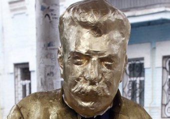 В трех городах Украниы появились памятники "писающему Сталину"