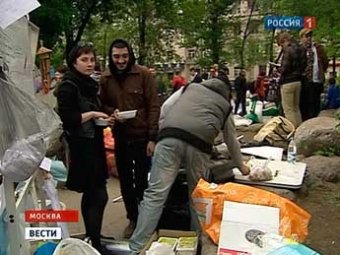 Московский суд обязал оппозицию прекратить акцию на Чистых прудах