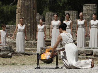 В Греции зажгли Олимпийский огонь
