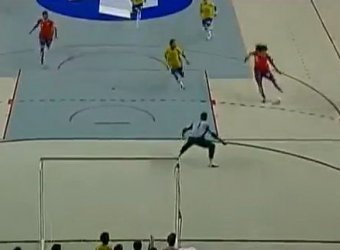 Футболист забил гол при помощи чудо-финта