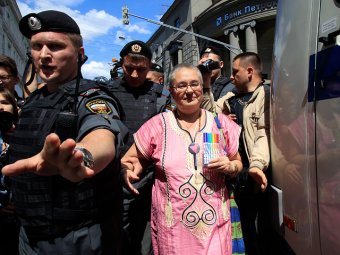 В Москве омоновцы разогнали гей-парад и оппозиционеров "Белого дефиле"