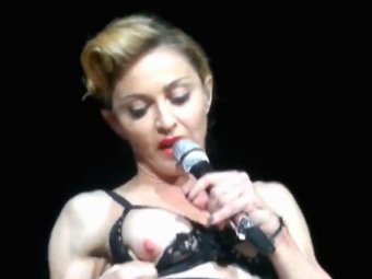На концерте в Турции Мадонна показала фанатам грудь