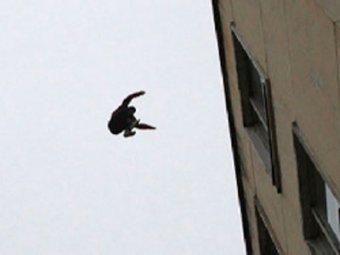 В Москве упавший с 11-го этажа школьник остался жив