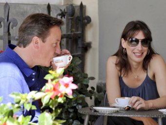 Британский премьер Дэвид Кэмерон с женой забыли 8-летнюю дочь в пабе