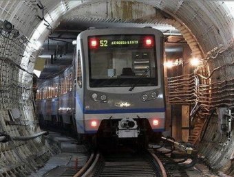 В столичном метро мужчина погиб, выпав из дверей движущегося поезда