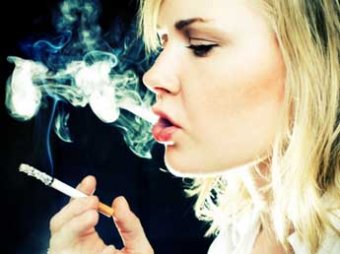 Названы страны, где курящих женщин больше, чем курящих мужчин