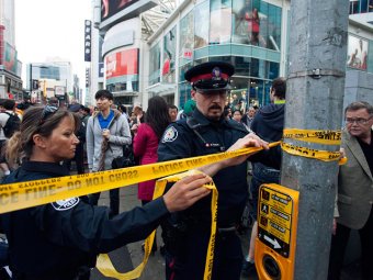 В торговом центре Торонто неизвестный открыл стрельбу: 1 погиб, 7 ранено