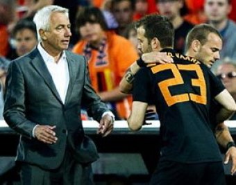 Тренер сборной Голландии подрался с футболистом после поражения на Евро-2012