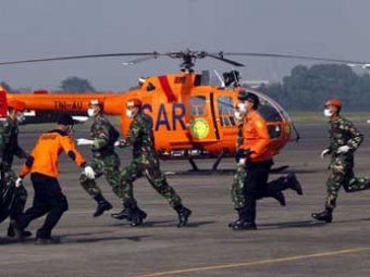 Военный самолет рухнул на жилые дома в Индонезии: есть жертвы