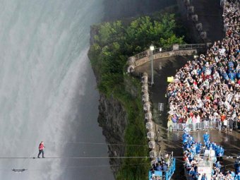 Канатоходец впервые за 100 лет прошел над Ниагарским водопадом