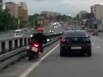 В Москве задержан водитель "Мазды", впечатавший в отбойник байкера