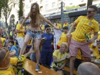 Феминистки провели голую в Киеве и заявили об избиении фанатами