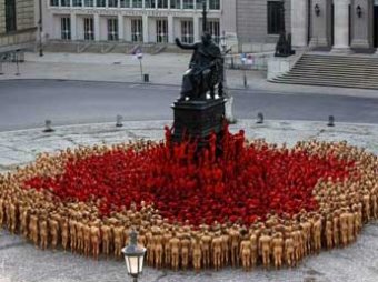 Скандальный фотограф Туник раздел и раскрасил 1700 человек в честь Вагнера
