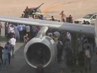 Главный аэропорт Ливии захватили боевики