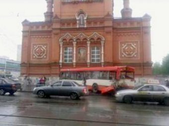 В Перми неуправляемый трамвай протаранил автобус и внедорожник