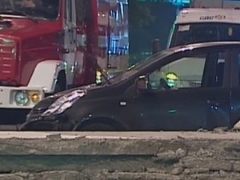 В Москве выпавшими из грузовика бетонными плитами убило водителя