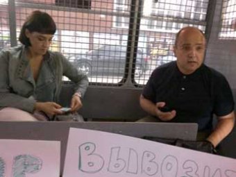 У здания СКР задержали пятерых журналистов с плакатами, «позорящими» Бастрыкина