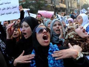 Сотни мужчин напали на протестующих против сексуальных домогательств египтянок