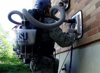 Солдаты ВВС США будут забираться на стены при помощи чудо-пылесоса