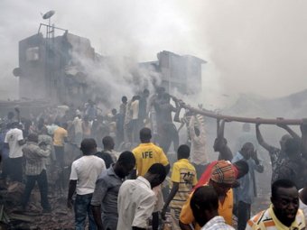 В Нигерии самолет со 153 пассажирами упал на город