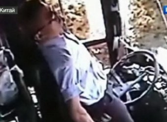 В Китае смертельно раненный водитель автобуса спас пассажиров