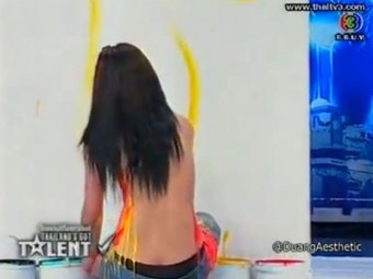 В Тайланде художница, рисующая обнажённой грудью, шокировала телезрителей