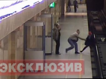 В Санкт-Петербурге пенсионер столкнул сотрудницу метро на рельсы
