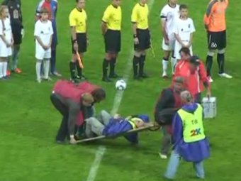 Телеоператор сломал обе руки на футбольном поле во время исполнения гимна России