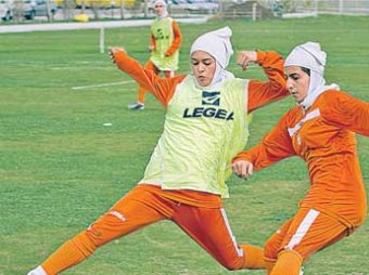 ФИФА разрешила женщинам играть в футбол в хиджабе
